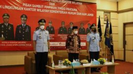 (Kiri) Drs Tholib, SH, MH, Gubernur Jambi Dr H Al Haris, S. Sos, MH dan Jahari Sitepu, SH, M. Si. FOTO : Humas Lapas Kelas IIB Kuala Tungkal