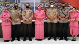 FOTO : Kapolres Tanjab Barat AKBP Guntur Saputo, SIK, MH Memimpin upacara serah terima jabatan (sertijab) Kapolsek dan Kasat serta Pelantikan Kapolsek Tebing Tinggi di halaman Mapolres, Jumat (23/04/21).