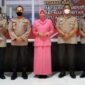 FOTO : Kapolres Tanjab Barat AKBP Guntur Saputo, SIK, MH Memimpin upacara serah terima jabatan (sertijab) Kapolsek dan Kasat serta Pelantikan Kapolsek Tebing Tinggi di halaman Mapolres, Jumat (23/04/21).