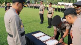 Kapolres Tanjab Timur AKBP Heri Supriawan, SIK Saat Pimpin Upacara Sertijab Kapolsek Dendang dan Kapolsek Menhul, Senin (12/6/23). FOTO : Humas RTT