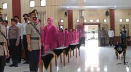 Kapolres Muaro Jambi AKBP Yuyan Priatmaja memimpin upacara serah terima jabatan Kapolsek Sungai Gelam dan Kapolsek Bahar Selatan di Aula Utama Mapolres Muaro Jambi, Rabu (09/11/22). FOTO : Humas PMJ/Edt/LT