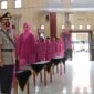 Kapolres Muaro Jambi AKBP Yuyan Priatmaja memimpin upacara serah terima jabatan Kapolsek Sungai Gelam dan Kapolsek Bahar Selatan di Aula Utama Mapolres Muaro Jambi, Rabu (09/11/22). FOTO : Humas PMJ/Edt/LT