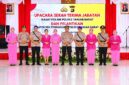 Kapolres AKBP Maulia Kuswicaksono (tengah) didampingi Ketua Bhayangkari Cabang Tanjab Barat Ny. Nyoman Maulia Kuswicaksono (kelima dari kiri) berfoto bersama para pejabat lama, pejabat baru, serta pengurus Bhayangkari usai Upacara Serah Terima Jabatan Kasat Polairud dan Pelantikan Kapolsek Pengabuan yang berlangsung di Aula Rekonfu Mapolres Tanjab Barat, Jumat (29/05). (FOTO : Hms Res Tjb)