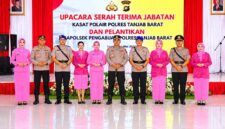 Kapolres AKBP Maulia Kuswicaksono (tengah) didampingi Ketua Bhayangkari Cabang Tanjab Barat Ny. Nyoman Maulia Kuswicaksono (kelima dari kiri) berfoto bersama para pejabat lama, pejabat baru, serta pengurus Bhayangkari usai Upacara Serah Terima Jabatan Kasat Polairud dan Pelantikan Kapolsek Pengabuan yang berlangsung di Aula Rekonfu Mapolres Tanjab Barat, Jumat (29/05). (FOTO : Hms Res Tjb)