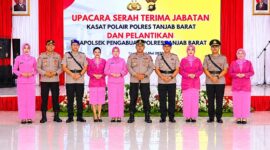 Kapolres AKBP Maulia Kuswicaksono (tengah) didampingi Ketua Bhayangkari Cabang Tanjab Barat Ny. Nyoman Maulia Kuswicaksono (kelima dari kiri) berfoto bersama para pejabat lama, pejabat baru, serta pengurus Bhayangkari usai Upacara Serah Terima Jabatan Kasat Polairud dan Pelantikan Kapolsek Pengabuan yang berlangsung di Aula Rekonfu Mapolres Tanjab Barat, Jumat (29/05). (FOTO : Hms Res Tjb)