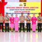 Kapolres AKBP Maulia Kuswicaksono (tengah) didampingi Ketua Bhayangkari Cabang Tanjab Barat Ny. Nyoman Maulia Kuswicaksono (kelima dari kiri) berfoto bersama para pejabat lama, pejabat baru, serta pengurus Bhayangkari usai Upacara Serah Terima Jabatan Kasat Polairud dan Pelantikan Kapolsek Pengabuan yang berlangsung di Aula Rekonfu Mapolres Tanjab Barat, Jumat (29/05). (FOTO : Hms Res Tjb)