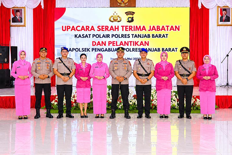 Kapolres AKBP Maulia Kuswicaksono (tengah) didampingi Ketua Bhayangkari Cabang Tanjab Barat Ny. Nyoman Maulia Kuswicaksono (kelima dari kiri) berfoto bersama para pejabat lama, pejabat baru, serta pengurus Bhayangkari usai Upacara Serah Terima Jabatan Kasat Polairud dan Pelantikan Kapolsek Pengabuan yang berlangsung di Aula Rekonfu Mapolres Tanjab Barat, Jumat (29/05). (FOTO : Hms Res Tjb)