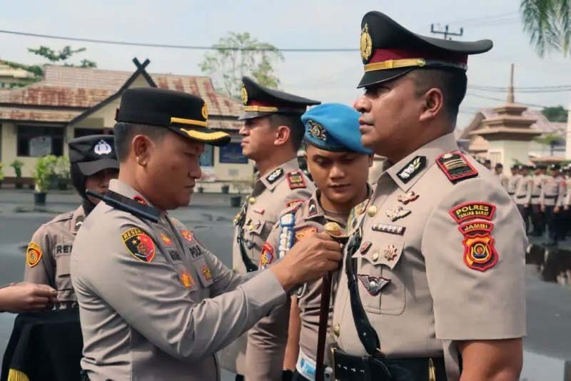 Kapolres Tanjab Barat AKBP Agung Basuki, SIK, MM Saat Pimpin Sertijab Kasat Lantas dan Kapolsek Tungkal Ilir. FOTO : HMS