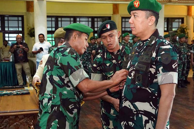 Komandan Korem (Danrem) 042/Gapu Brigjen TNI Nyamin, S.I.P., M.M. (kiri) menyematkan tanda jabatan kepada Kolonel Inf Davy Darma Putra, S.I.P., M.I.P. (kanan) sebagai pejabat baru Kepala Staf Korem (Kasrem) 042/Gapu pada upacara penyerahan jabatan di Balai Prajurit Korem 042/Gapu, Jambi, Jumat (15/5/2026). (Foto: Penrem 042/Gapu)