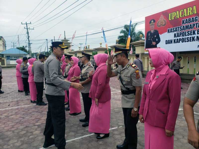 Kapolres Batanghari AKBP Bambang Purwanto, SIK Memimpin Sertijab PJU Polres Batanghari, Jumat (3/3/23). FOTO : Humas 