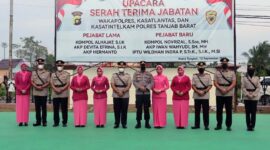 Kapolres AKBP Muharman Arta, SIK Saat Pimpin Upacara Pelantikan dan Sertijab Wakapolres dan beberapa perwira di Lapangan Apel Mapolres, Senin Pagi (11/9/22). FOTO : Humas