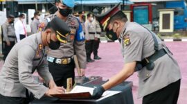Kapolres Batanghari AKBP M. Hasan, SIK, MH memimpin upacara serah terima jabatan Wakapolres Batanghari Kompol Handres, SH, SIK di Lapangan Upacara Polres Batanghari, Rabu (25/5/22). FOTO : Noval/DKK