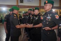 Danrem 042/Gapu Brigjen TNI Heri Purwanto, S.E., M.Sc., memimpin langsung jalannya prosesi Sertijab. FOTO : PENREM042