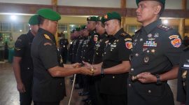 Danrem 042/Gapu Brigjen TNI Heri Purwanto, S.E., M.Sc., memimpin langsung jalannya prosesi Sertijab. FOTO : PENREM042