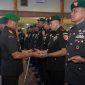 Danrem 042/Gapu Brigjen TNI Heri Purwanto, S.E., M.Sc., memimpin langsung jalannya prosesi Sertijab. FOTO : PENREM042