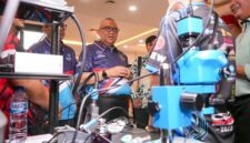 Wamenaker Afriansyah Noor menekankan pentingnya peningkatan kompetensi dan standardisasi keahlian bagi para teknisi ponsel nasional guna menjawab kebutuhan industri yang semakin spesifik dan terukur di Jakarta, Sabtu (26/9/2026). (Foto: Dok. Kementerian Ketenagakerjaan)
