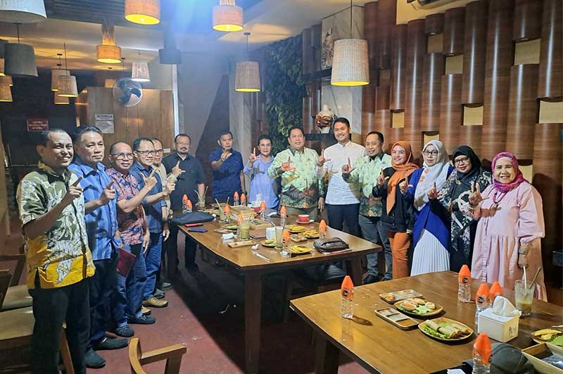 Bakal Calon Walikota Kota Makassar Andi Seto Asapa Saat Bersilaturahmi dengan Pengurus KKLR Provinsi Sulawesi Selatan di Kedai Bau Mangga, Jalan Bau Mangga Makassar, Jumat (26/07/2024). FOTO : Tim Ses