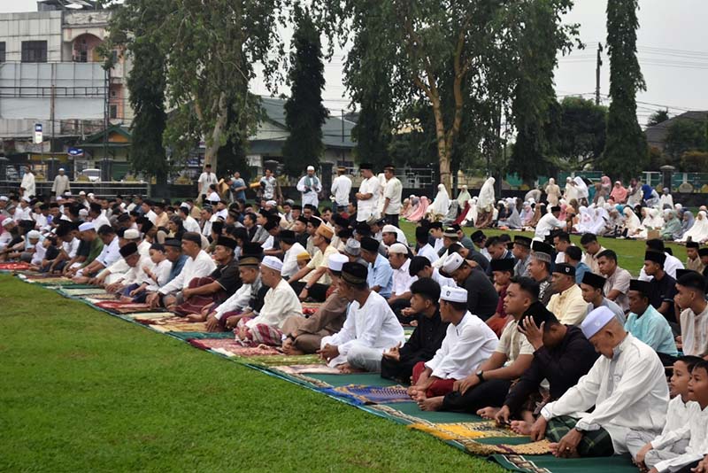 Antusias Masyarakat Koda Tambi Sholat Idul Adha bersama TNI di Lapangan Makorem 042/Gapu. [FOTO : Penrem]