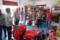 Kapolres Tanjab Barat, AKBP M. Kuswicaksono, S.I.K, M.H., didampingi jajaran pejabat utama saat memeriksa kesiapan mesin pompa pemadam kebakaran di gudang sarana prasarana PT. WKS Distrik VI, Rabu (15/4). Pengecekan ini bertujuan memastikan seluruh peralatan dalam kondisi prima guna mengantisipasi ancaman Karhutla di wilayah Kabupaten Tanjung Jabung Barat. (Foto: Dok. Humas Polres Tanjab Barat)