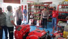 Kapolres Tanjab Barat, AKBP M. Kuswicaksono, S.I.K, M.H., didampingi jajaran pejabat utama saat memeriksa kesiapan mesin pompa pemadam kebakaran di gudang sarana prasarana PT. WKS Distrik VI, Rabu (15/4). Pengecekan ini bertujuan memastikan seluruh peralatan dalam kondisi prima guna mengantisipasi ancaman Karhutla di wilayah Kabupaten Tanjung Jabung Barat. (Foto: Dok. Humas Polres Tanjab Barat)