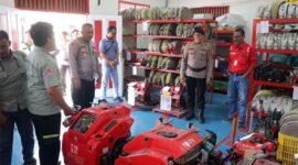 Kapolres Tanjab Barat, AKBP M. Kuswicaksono, S.I.K, M.H., didampingi jajaran pejabat utama saat memeriksa kesiapan mesin pompa pemadam kebakaran di gudang sarana prasarana PT. WKS Distrik VI, Rabu (15/4). Pengecekan ini bertujuan memastikan seluruh peralatan dalam kondisi prima guna mengantisipasi ancaman Karhutla di wilayah Kabupaten Tanjung Jabung Barat. (Foto: Dok. Humas Polres Tanjab Barat)