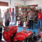 Kapolres Tanjab Barat, AKBP M. Kuswicaksono, S.I.K, M.H., didampingi jajaran pejabat utama saat memeriksa kesiapan mesin pompa pemadam kebakaran di gudang sarana prasarana PT. WKS Distrik VI, Rabu (15/4). Pengecekan ini bertujuan memastikan seluruh peralatan dalam kondisi prima guna mengantisipasi ancaman Karhutla di wilayah Kabupaten Tanjung Jabung Barat. (Foto: Dok. Humas Polres Tanjab Barat)