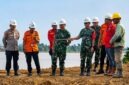Plh. Dansatgas Karhutla Jambi Brigjen TNI Nyamin didampingi jajaran Korem 042/Gapu dan BPBD Provinsi Jambi menginspeksi fasilitas pompa air (water intake) di area operasional PT WKS, Muaro Jambi, Senin (13/7/2026), sebagai kesiapsiagaan menghadapi musim kemarau ekstrem. (Foto: Penrem 042/Gapu)