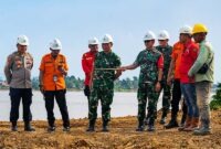 Plh. Dansatgas Karhutla Jambi Brigjen TNI Nyamin didampingi jajaran Korem 042/Gapu dan BPBD Provinsi Jambi menginspeksi fasilitas pompa air (water intake) di area operasional PT WKS, Muaro Jambi, Senin (13/7/2026), sebagai kesiapsiagaan menghadapi musim kemarau ekstrem. (Foto: Penrem 042/Gapu)