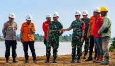 Plh. Dansatgas Karhutla Jambi Brigjen TNI Nyamin didampingi jajaran Korem 042/Gapu dan BPBD Provinsi Jambi menginspeksi fasilitas pompa air (water intake) di area operasional PT WKS, Muaro Jambi, Senin (13/7/2026), sebagai kesiapsiagaan menghadapi musim kemarau ekstrem. (Foto: Penrem 042/Gapu)