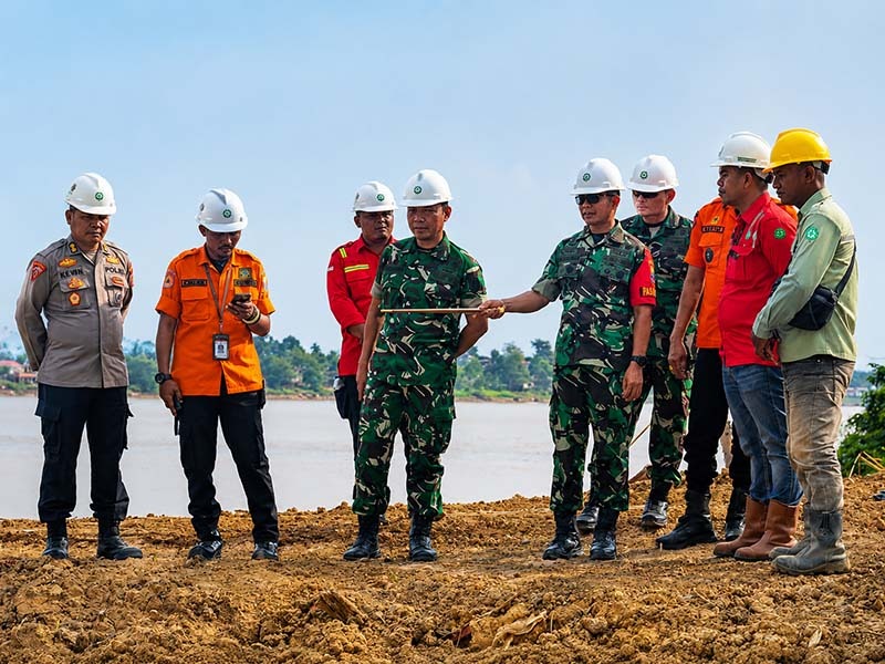 Plh. Dansatgas Karhutla Jambi Brigjen TNI Nyamin didampingi jajaran Korem 042/Gapu dan BPBD Provinsi Jambi menginspeksi fasilitas pompa air (water intake) di area operasional PT WKS, Muaro Jambi, Senin (13/7/2026), sebagai kesiapsiagaan menghadapi musim kemarau ekstrem. (Foto: Penrem 042/Gapu)