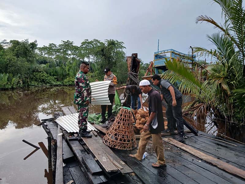 Anggota Unit Tipidter Satreskrim Polres Tanjab Barat Bersama TNI Saat Sidak Gudang di Bram Itam. FOTO : HMS