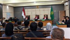 Suasana sidang perdana kasus dugaan korupsi pengadaan zat kimia Perumda Tirta Mayang Kota Jambi dengan agenda pembacaan dakwaan oleh Jaksa Penuntut Umum di Pengadilan Tipikor Jambi, Kamis (18/6/2026). (Foto: Istimewa)