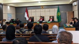 Suasana sidang perdana kasus dugaan korupsi pengadaan zat kimia Perumda Tirta Mayang Kota Jambi dengan agenda pembacaan dakwaan oleh Jaksa Penuntut Umum di Pengadilan Tipikor Jambi, Kamis (18/6/2026). (Foto: Istimewa)