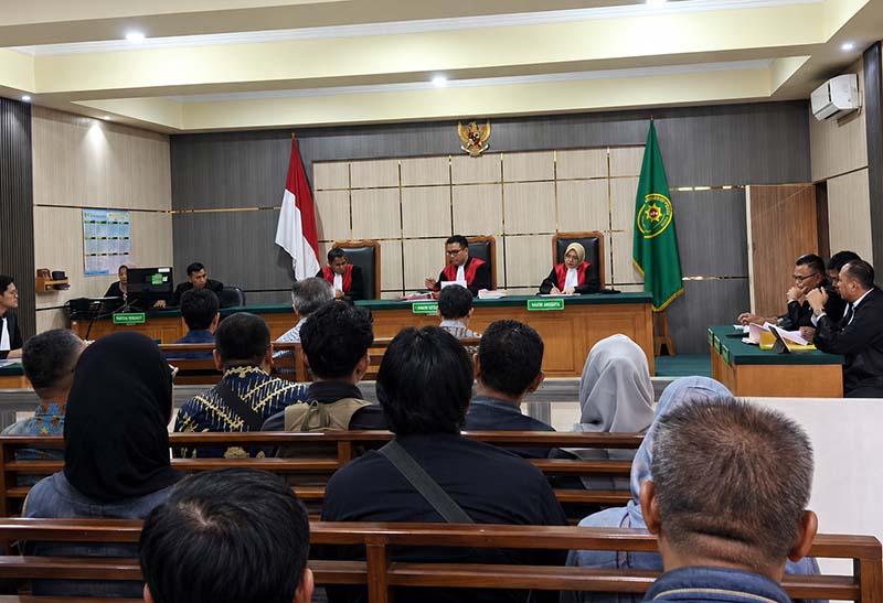 Suasana sidang perdana kasus dugaan korupsi pengadaan zat kimia Perumda Tirta Mayang Kota Jambi dengan agenda pembacaan dakwaan oleh Jaksa Penuntut Umum di Pengadilan Tipikor Jambi, Kamis (18/6/2026). (Foto: Istimewa)