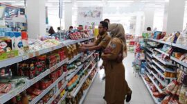 Bidang Perdagangan dan Pasar Koperindag Tanjab Barat saat melakukan Sidak, Selasa (25/1/22). FOTO : Eko
