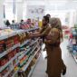 Bidang Perdagangan dan Pasar Koperindag Tanjab Barat saat melakukan Sidak, Selasa (25/1/22). FOTO : Eko