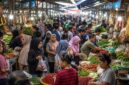 REKAYASA HARGA ATAU REALITAS PASAR? Aktivitas padat warga saat berbelanja komoditas pangan pokok di salah satu pasar tradisional. Sidak pasar yang rutin digelar Pemda kerap dikritik hanya menyasar pedagang kecil di hilir, tanpa mampu menyentuh rantai pasok utama di tingkat distributor besar yang menjadi motor penggerak fluktuasi harga riil. (FOTO : Dok. Istimewa/LTAI)