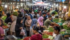 REKAYASA HARGA ATAU REALITAS PASAR? Aktivitas padat warga saat berbelanja komoditas pangan pokok di salah satu pasar tradisional. Sidak pasar yang rutin digelar Pemda kerap dikritik hanya menyasar pedagang kecil di hilir, tanpa mampu menyentuh rantai pasok utama di tingkat distributor besar yang menjadi motor penggerak fluktuasi harga riil. (FOTO : Dok. Istimewa/LTAI)