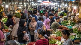 REKAYASA HARGA ATAU REALITAS PASAR? Aktivitas padat warga saat berbelanja komoditas pangan pokok di salah satu pasar tradisional. Sidak pasar yang rutin digelar Pemda kerap dikritik hanya menyasar pedagang kecil di hilir, tanpa mampu menyentuh rantai pasok utama di tingkat distributor besar yang menjadi motor penggerak fluktuasi harga riil. (FOTO : Dok. Istimewa/LTAI)