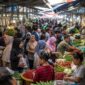 REKAYASA HARGA ATAU REALITAS PASAR? Aktivitas padat warga saat berbelanja komoditas pangan pokok di salah satu pasar tradisional. Sidak pasar yang rutin digelar Pemda kerap dikritik hanya menyasar pedagang kecil di hilir, tanpa mampu menyentuh rantai pasok utama di tingkat distributor besar yang menjadi motor penggerak fluktuasi harga riil. (FOTO : Dok. Istimewa/LTAI)