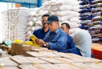 Wakil Bupati TDr. H. Katamso, S.E., M.E. (tengah), memeriksa kemasan minyak goreng saat meninjau langsung ketersediaan komoditas pangan di Gudang Bulog Kuala Tungkal, Selasa (26/5). SIDAK dilakukan guna memastikan stabilitas harga dan keamanan pasokan bahan pokok menjelang Hari Raya Iduladha 1447 H. (Foto: Dok. Humas Setda Tanjab Barat)