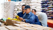 Wakil Bupati TDr. H. Katamso, S.E., M.E. (tengah), memeriksa kemasan minyak goreng saat meninjau langsung ketersediaan komoditas pangan di Gudang Bulog Kuala Tungkal, Selasa (26/5). SIDAK dilakukan guna memastikan stabilitas harga dan keamanan pasokan bahan pokok menjelang Hari Raya Iduladha 1447 H. (Foto: Dok. Humas Setda Tanjab Barat)