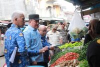 Wakil Bupati Katamso, Melakukan Inspeksi Mendadak Sejumlah Kios Pasar Tradisional di Kuala Tungkal, Rabu, 18 Februari 2026. FOTO : DOKPIM