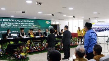 Bupati H. Anwar Sadat, (berdiri mengenakan kemeja batik biru dan peci hitam), menghadiri Sidang Terbuka Promosi Doktor Estiarty Haryani, S.Pt., M.T., di Kampus Universitas Indonesia, Salemba, Jakarta Pusat, Sabtu (4/7). Dalam sidang tersebut, Estiarty mempertahankan disertasinya yang meneliti strategi produktivitas hijau (green productivity) industri kelapa sawit dengan lokus penelitian di Kabupaten Tanjung Jabung Barat, Jambi. (Foto: Dok. Prokopim Tanjabbar)