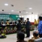 Bupati H. Anwar Sadat, (berdiri mengenakan kemeja batik biru dan peci hitam), menghadiri Sidang Terbuka Promosi Doktor Estiarty Haryani, S.Pt., M.T., di Kampus Universitas Indonesia, Salemba, Jakarta Pusat, Sabtu (4/7). Dalam sidang tersebut, Estiarty mempertahankan disertasinya yang meneliti strategi produktivitas hijau (green productivity) industri kelapa sawit dengan lokus penelitian di Kabupaten Tanjung Jabung Barat, Jambi. (Foto: Dok. Prokopim Tanjabbar)