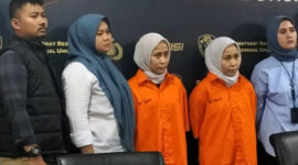 Si kembar Rihana dan Rihani Saat Dihadirkan pada Pres Rilis di Mapolda Metro Jaya, Selasa (4/7/23). FOTO : Net