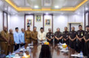 Bupati Tanjung Jabung Barat, Anwar Sadat, bersama Wakil Bupati Katamso dan jajaran Pemkab saat menerima kunjungan kerja dan silaturahmi dari Kepala Kejaksaan Negeri Tanjung Jabung Barat, Mohammad R Bugis, beserta jajaran di Ruang Rapat Bupati, Selasa (19/5). (FOTO : Dok. Prokopim Tanjab Barat)