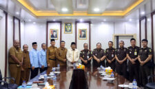 Bupati Tanjung Jabung Barat, Anwar Sadat, bersama Wakil Bupati Katamso dan jajaran Pemkab saat menerima kunjungan kerja dan silaturahmi dari Kepala Kejaksaan Negeri Tanjung Jabung Barat, Mohammad R Bugis, beserta jajaran di Ruang Rapat Bupati, Selasa (19/5). (FOTO : Dok. Prokopim Tanjab Barat)