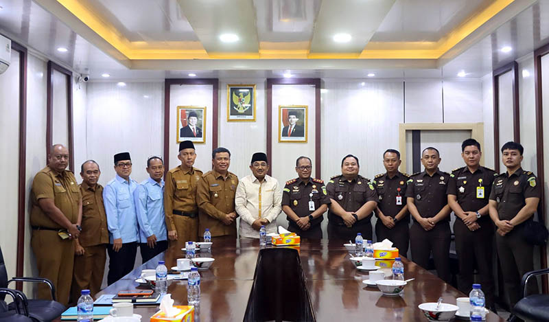 Bupati Tanjung Jabung Barat, Anwar Sadat, bersama Wakil Bupati Katamso dan jajaran Pemkab saat menerima kunjungan kerja dan silaturahmi dari Kepala Kejaksaan Negeri Tanjung Jabung Barat, Mohammad R Bugis, beserta jajaran di Ruang Rapat Bupati, Selasa (19/5). (FOTO : Dok. Prokopim Tanjab Barat)