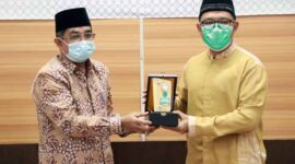Bupati Tanjabbar, H. Anwar Sadat Saat Menyerahkan Cinderamata/Pandel Kepada Pimpinan SKK Migas PetroChina pada Acara Siraturahmi Ramadhan 1422 Hijriyah di Rumah Dinas Bupati. FOTO : Prokopim